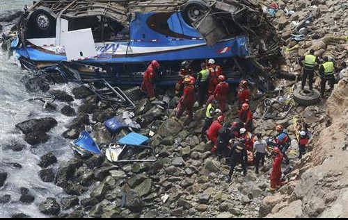 (FOTO) NOVI BILANS NESREĆE U PERUU: Najmanje 48 mrtvih kada je autobus sleteo sa litice!